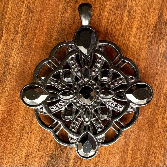 Black Lia Sophia Pendant Black Crystals Black Enamel Magnetic Closure - Picture 2 of 6